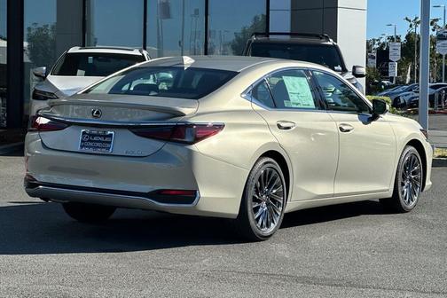 2025 Lexus ES 300h Luxury