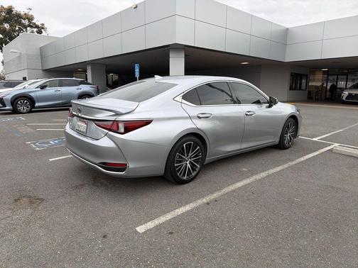 2025 Lexus ES 300h Base