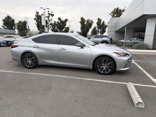 2025 Lexus ES 300h Base