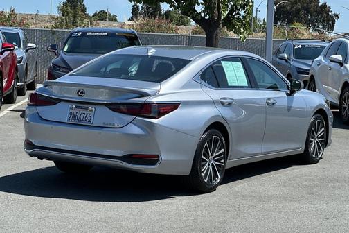 2025 Lexus ES 300h Base