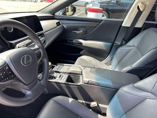 2022 Lexus ES 300h Base