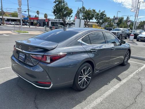 2022 Lexus ES 300h Base