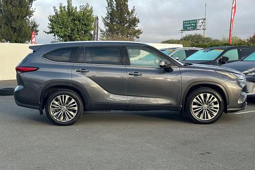 2021 Toyota Highlander Hybrid Platinum