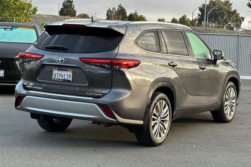 2021 Toyota Highlander Hybrid Platinum