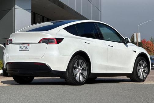 2022 Tesla Model Y Long Range Dual Motor All-Wheel Drive