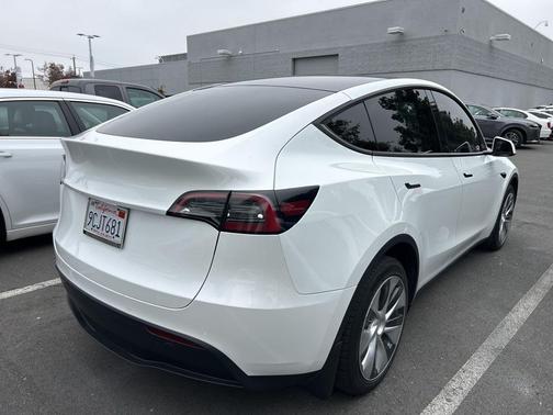 2022 Tesla Model Y Long Range Dual Motor All-Wheel Drive
