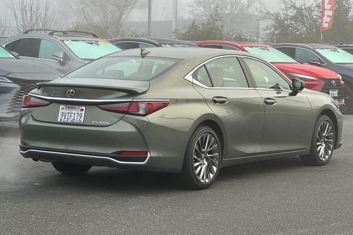 2025 Lexus ES 300h Luxury