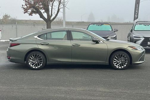 2025 Lexus ES 300h Luxury