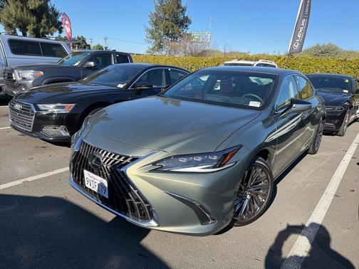 2025 Lexus ES 300h Luxury