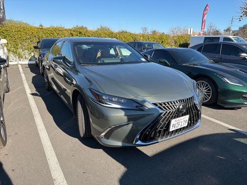 2025 Lexus ES 300h Luxury