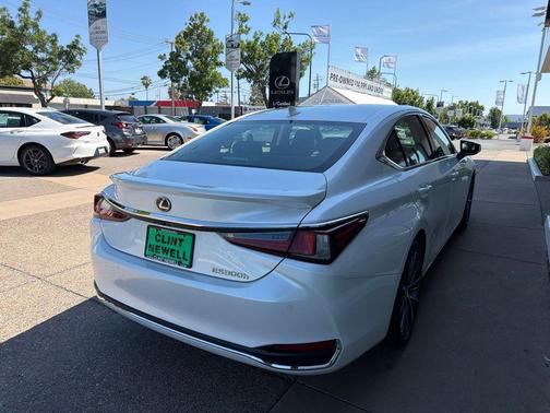 Eminent White Pearl 2025 Lexus ES 300h Base