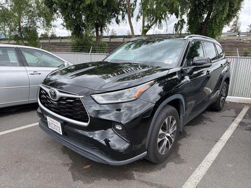 Midnight Black Metallic 2021 Toyota Highlander XLE