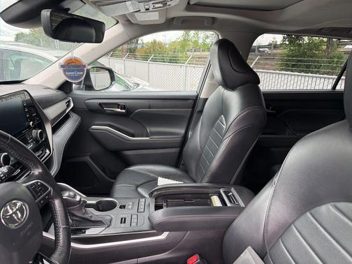 Midnight Black Metallic 2021 Toyota Highlander XLE