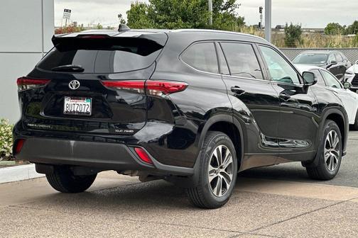 Midnight Black Metallic 2021 Toyota Highlander XLE
