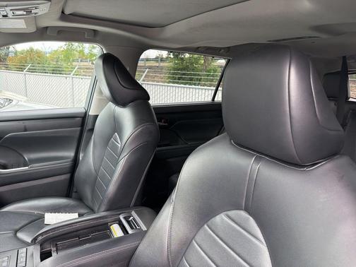 Midnight Black Metallic 2021 Toyota Highlander XLE