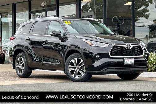 Midnight Black Metallic 2021 Toyota Highlander XLE