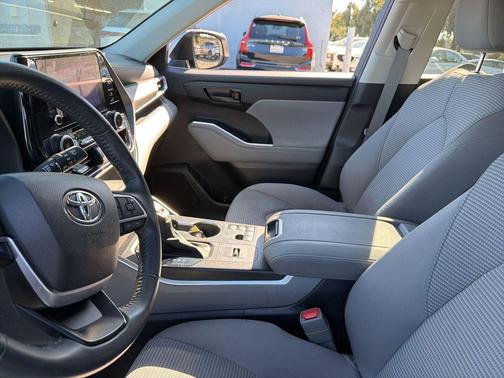 2023 Toyota Highlander Hybrid LE