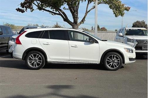 Photo 3 of 25 of 2018 Volvo V60 Cross Country T5