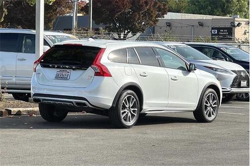 Photo 4 of 25 of 2018 Volvo V60 Cross Country T5
