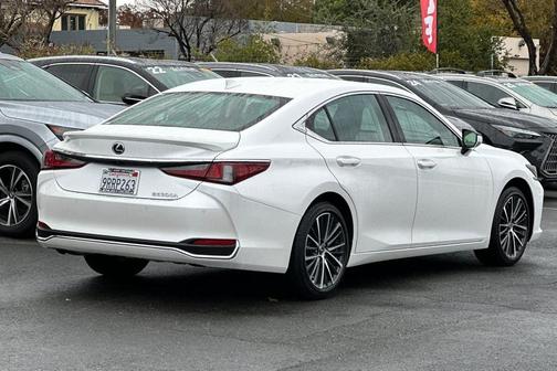 2025 Lexus ES 300h Base