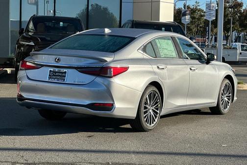 2025 Lexus ES 300h Base