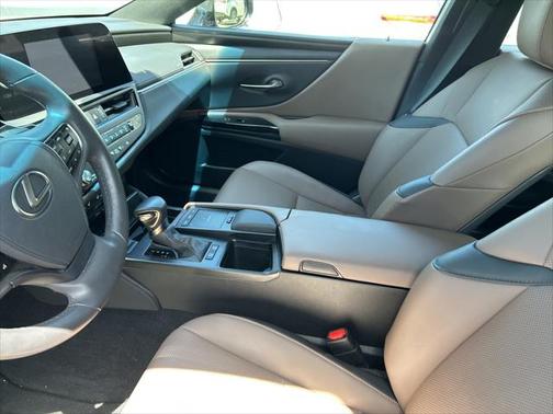 2022 Lexus ES 300h Base