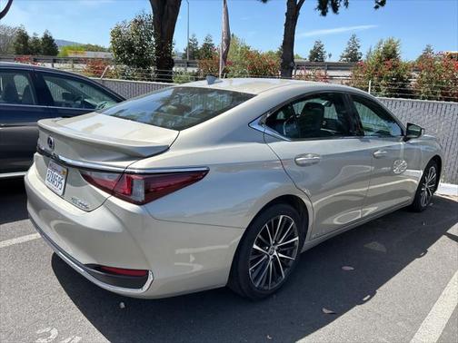 2022 Lexus ES 300h Base