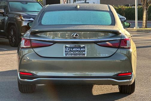2025 Lexus ES 300h Luxury