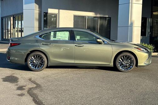 2025 Lexus ES 300h Luxury