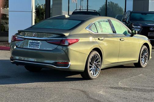 2025 Lexus ES 300h Luxury