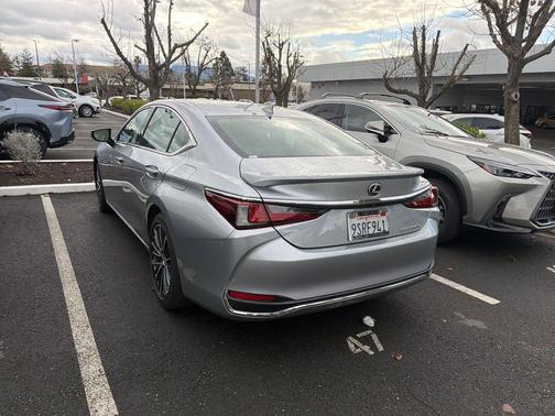 2025 Lexus ES 300h Base