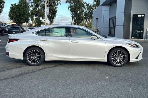 2025 Lexus ES 300h Base