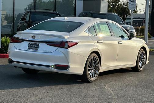 2025 Lexus ES 300h Luxury