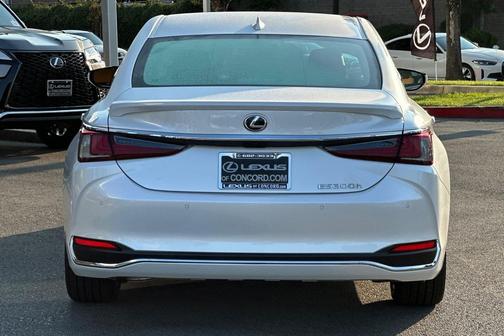 2025 Lexus ES 300h Luxury