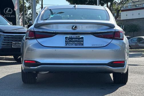 2025 Lexus ES 300h Luxury