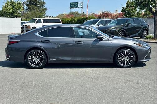 2022 Lexus ES 300h Base