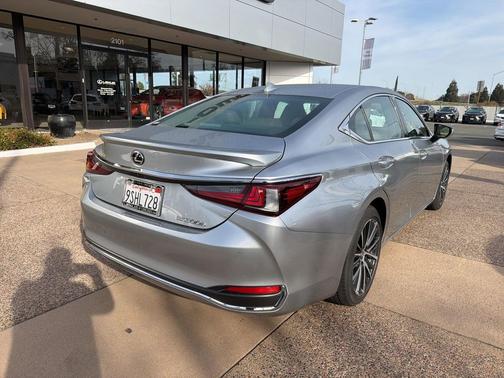 2025 Lexus ES 300h Base