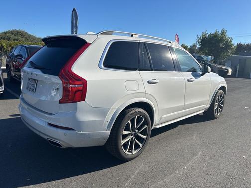 2017 Volvo XC90 T6 Momentum