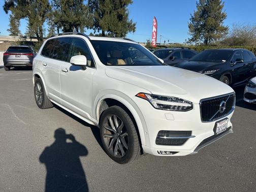 2017 Volvo XC90 T6 Momentum
