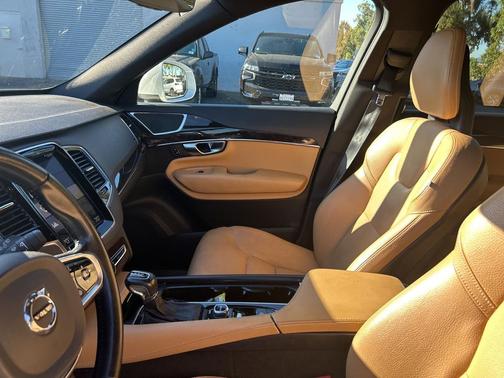 2017 Volvo XC90 T6 Momentum