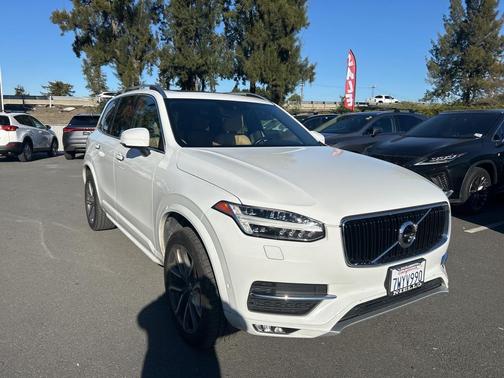 2017 Volvo XC90 T6 Momentum