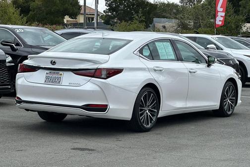 2025 Lexus ES 300h Base