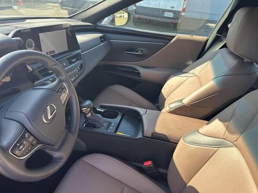 2025 Lexus ES 300h Base
