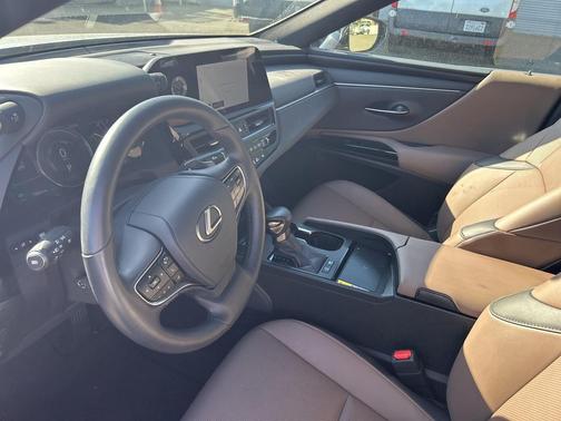 2025 Lexus ES 300h Base