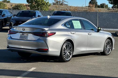 2025 Lexus ES 300h Base
