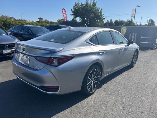 2025 Lexus ES 300h Base