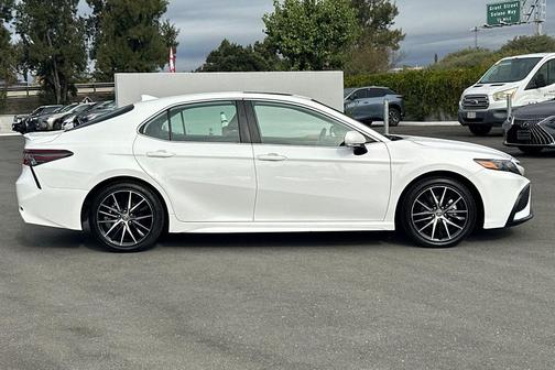 2024 Toyota Camry Hybrid SE