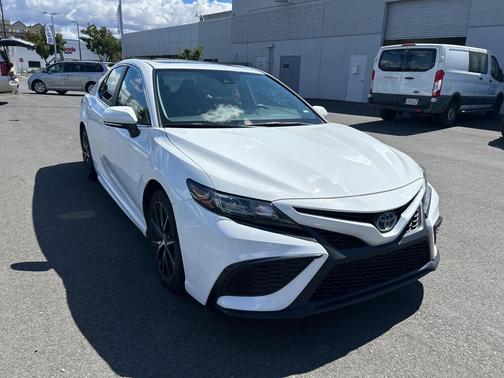 2024 Toyota Camry Hybrid SE