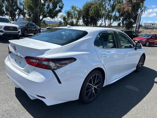 2024 Toyota Camry Hybrid SE