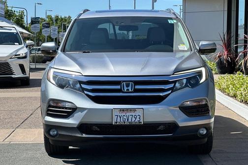 Lunar Silver Metallic 2017 Honda Pilot Elite